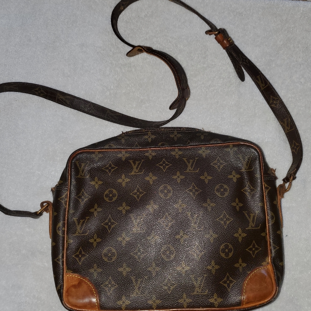 Genuine Louie Vuitton Shoulder Purse. Classic style, Lovingly used
